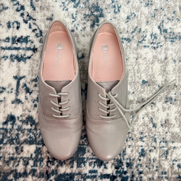 White Mountain Light Grey Leather Oxfords Size 6 - Picture 4 of 16